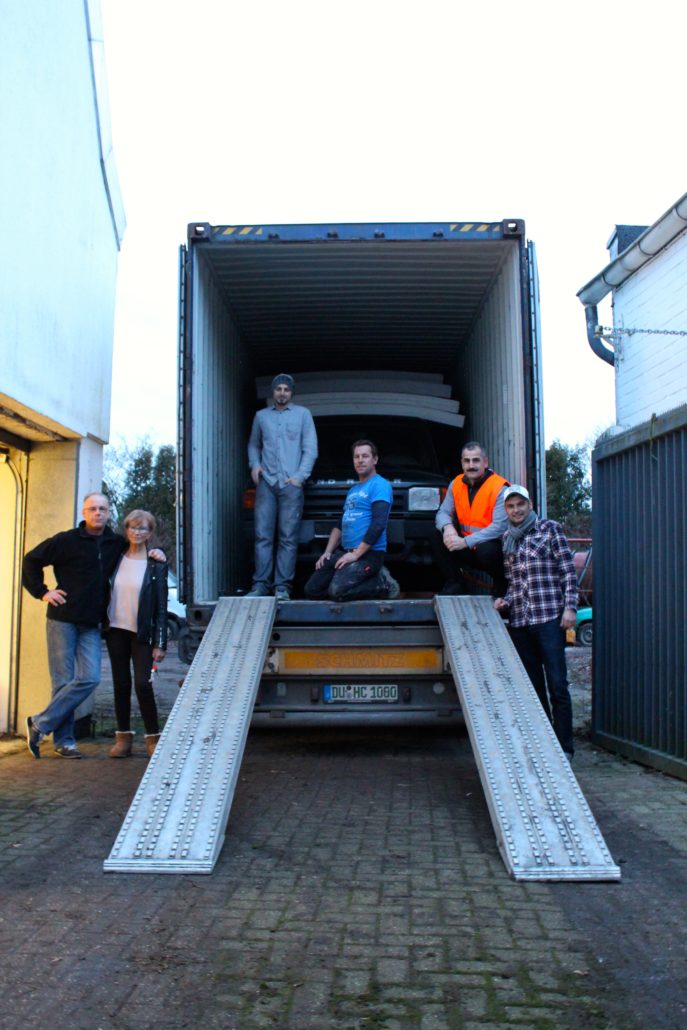 Versendung des ersten Containers mit Hilfsgütern u.a. mit einem gesponserten Land Rover